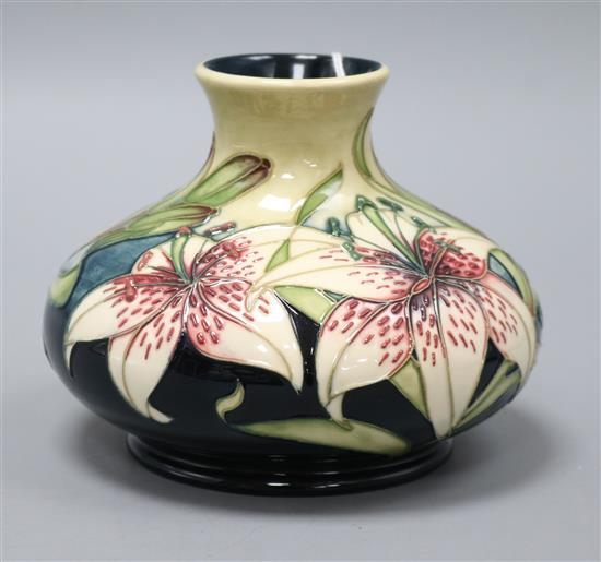 A Moorcroft Lilies of the Field vase H.10.5cm